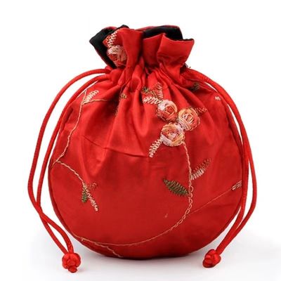 다중-컬러 작은 중국 실크 졸라매는 끈 가방은 다마스크천 보석 주머니 자금 선물 가방을 두드러진 무늬로 장식합니다